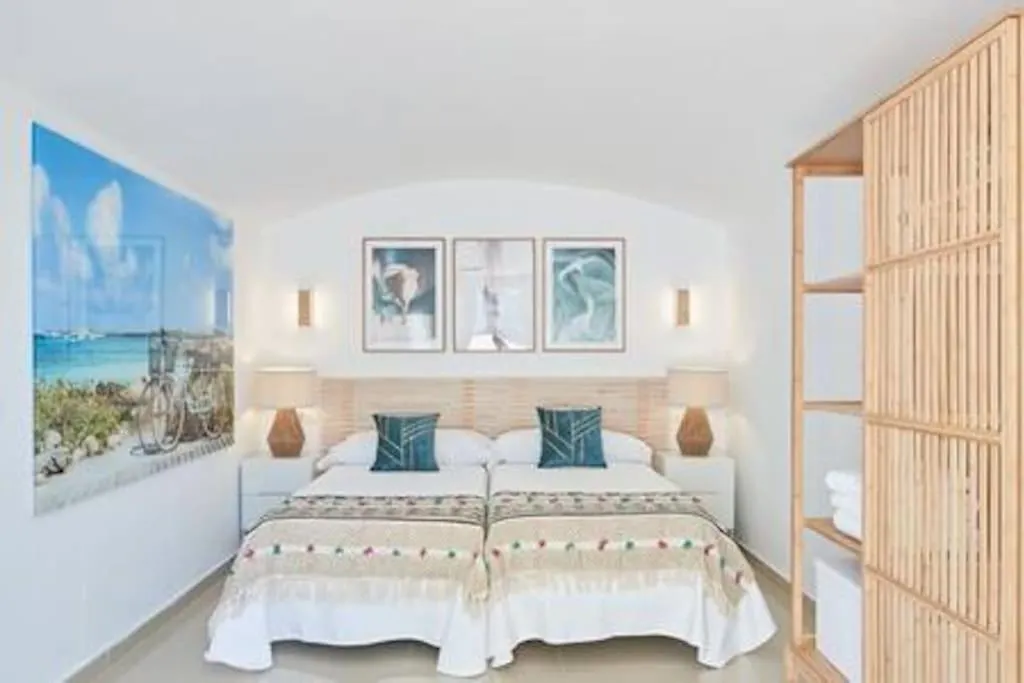 Walk To Ushuaia, Hi & The Beach! - 6Br Villa - Charming Patio & Private Pool İspanya