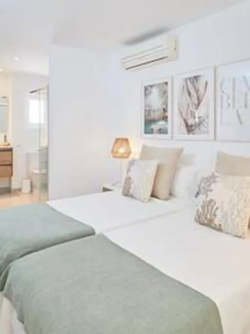 Walk To Ushuaia, Hi & The Beach! - 6Br Villa - Charming Patio & Private Pool