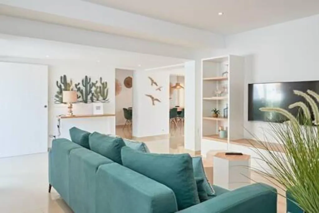 Walk To Ushuaia, Hi & The Beach! - 6Br Villa - Charming Patio & Private Pool